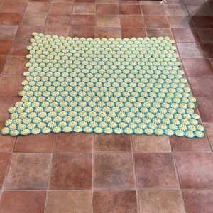 Absolutely gorgeous, vintage Hand knit, Daisy Afghan blanket